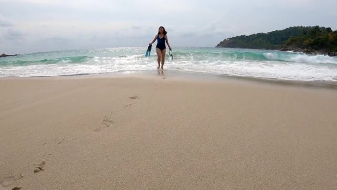 泰国普吉岛海滩上穿着浮潜衣服的女人