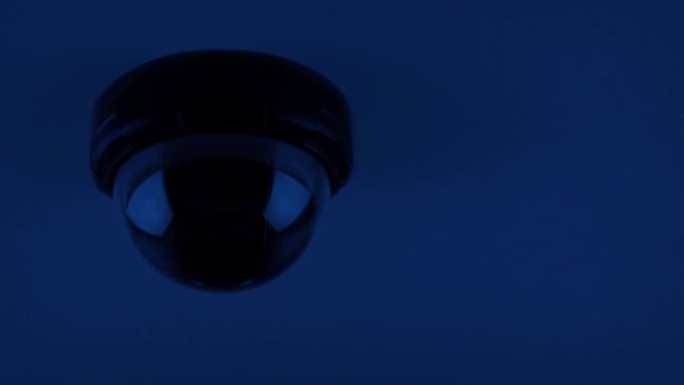 记录圆顶闭路电视摄像机在夜间循环拍摄