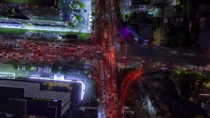 城市中十字路口夜景正上方的鸟瞰图