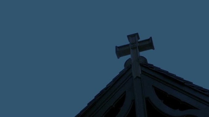 晚上有十字移动镜头的屋顶