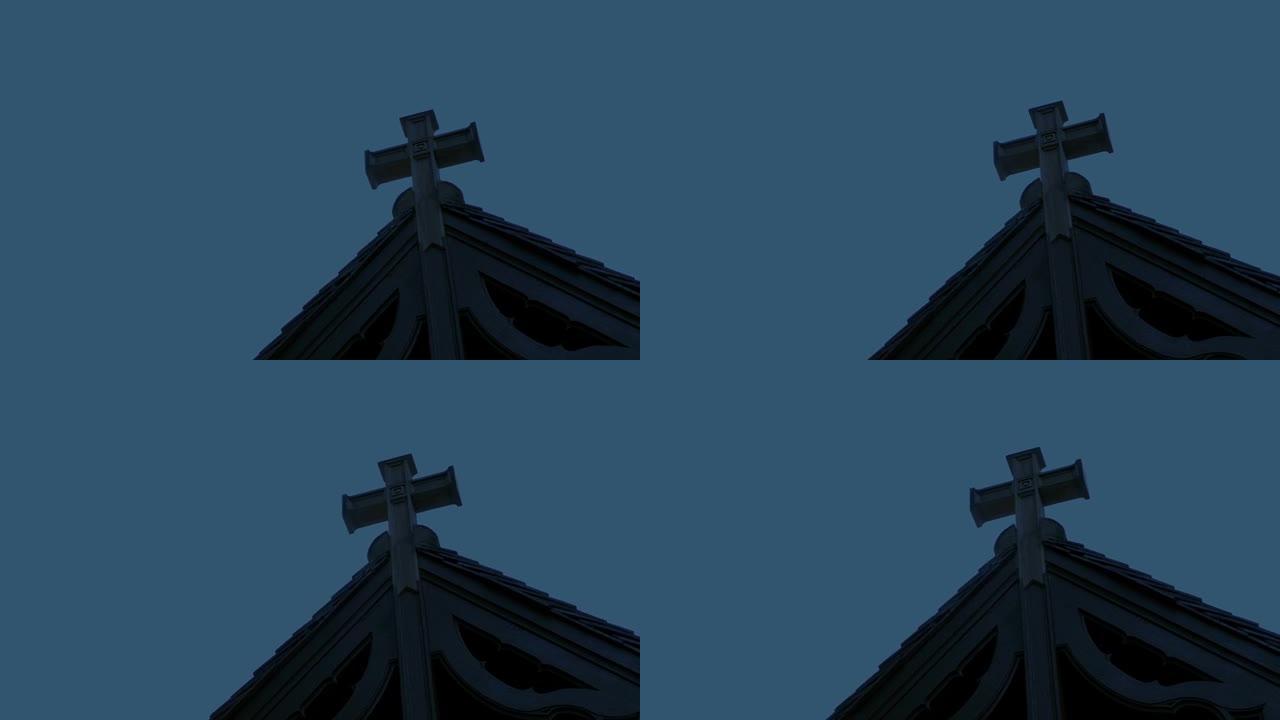 晚上有十字移动镜头的屋顶