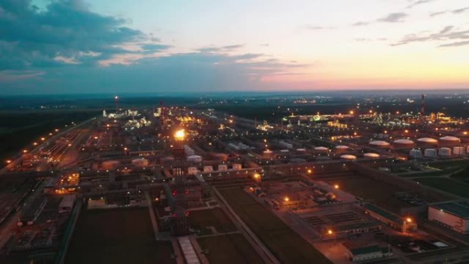 日落时从上方拍摄的炼油厂