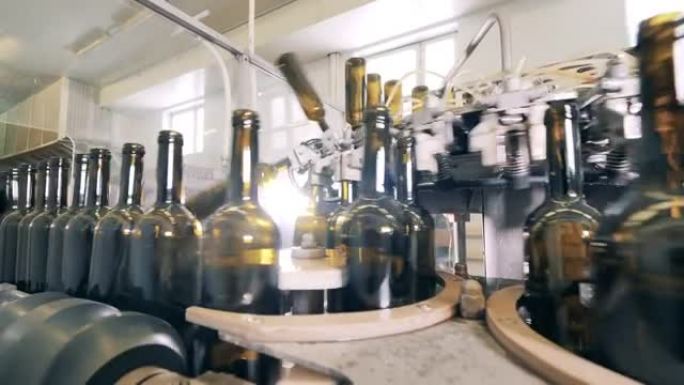 现代工厂的葡萄酒装瓶生产线。葡萄酒生产设施。