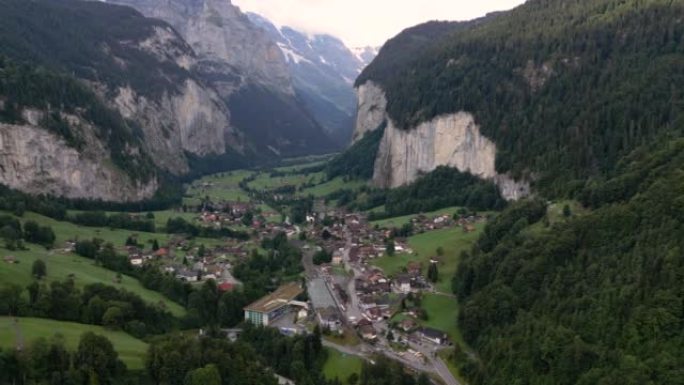 在瑞士的带有瑞士木屋的劳特布伦嫩村小村庄的空中拍摄
