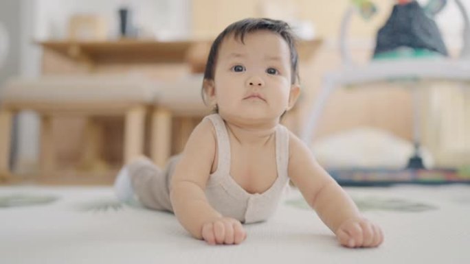 女婴在家里的地板上爬行