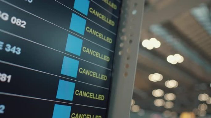 机场出发板显示航班号，并以泰语取消