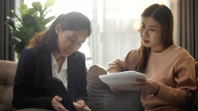 亚洲个人银行家在家向客户解释投资价值，家庭财务顾问
