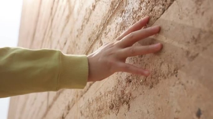 女人手触摸旧墙抚摸墙壁触摸古建筑触摸历史