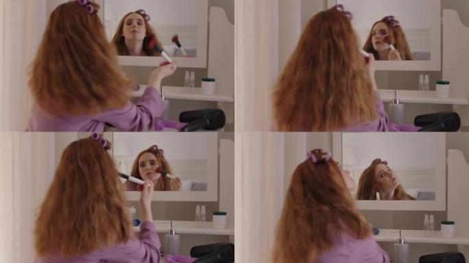 美丽的红头发少女准备照镜子化妆准备在周末早上外出