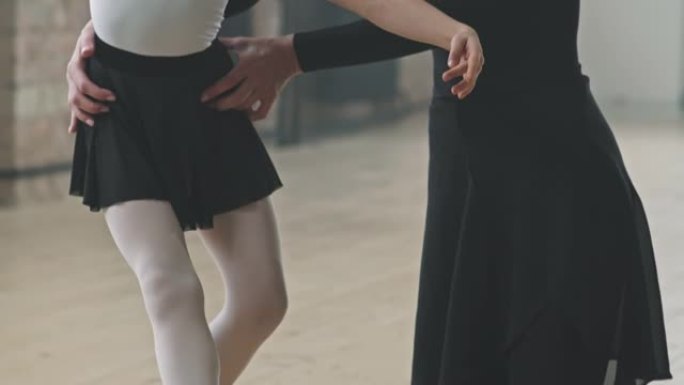 小女孩学跳芭蕾舞