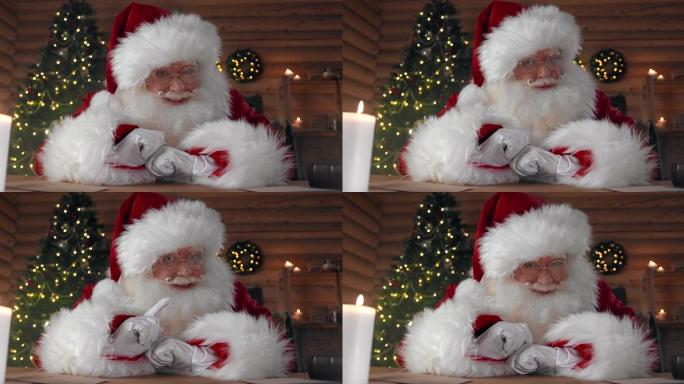 善良的圣诞老人正在讲述一个非常有趣的故事，他面前的蜡烛和背景中的圣诞树有不同的面部表情