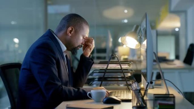 倦怠，计算机和商人在夜间打字，并为税务报告，电子邮件或项目截止日期带来压力。压力，头痛和疲倦的公司经