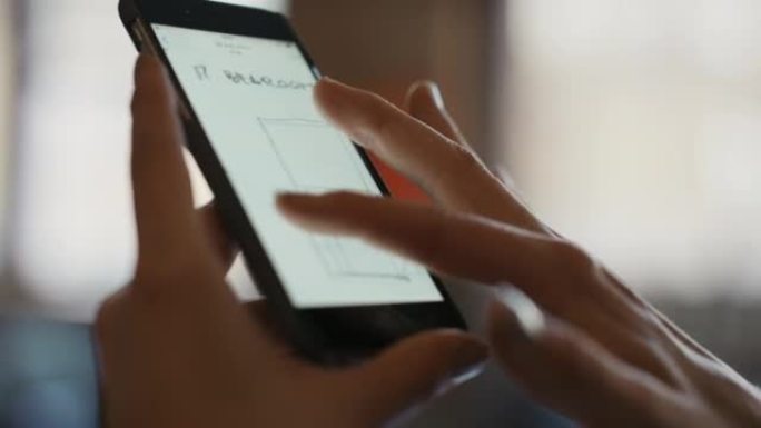 一名妇女使用智能手机观看技术图的4k视频片段
