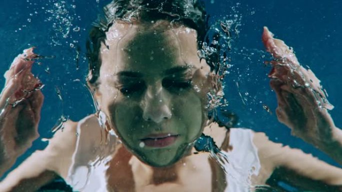 超级SLO MO女人在水中的脸