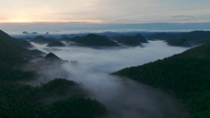 山晨雾云鸟瞰图高山峰山脉连绵秋天