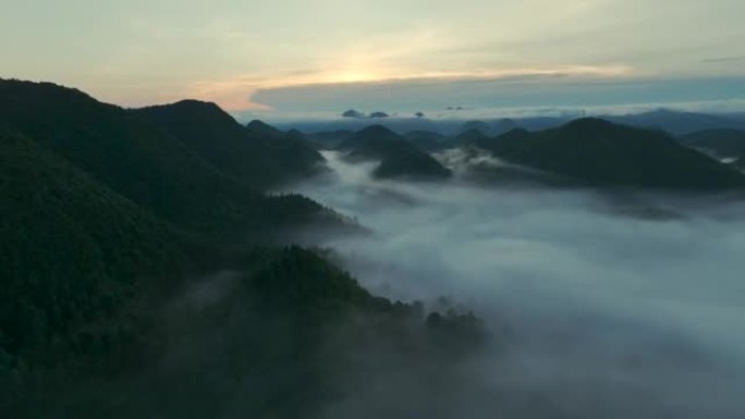 山晨雾云鸟瞰图高山峰山脉连绵秋天