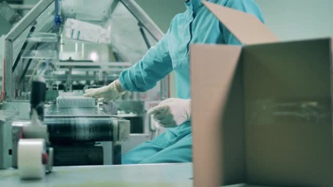一名专家正在将医疗产品包装成盒子