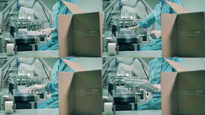 一名专家正在将医疗产品包装成盒子
