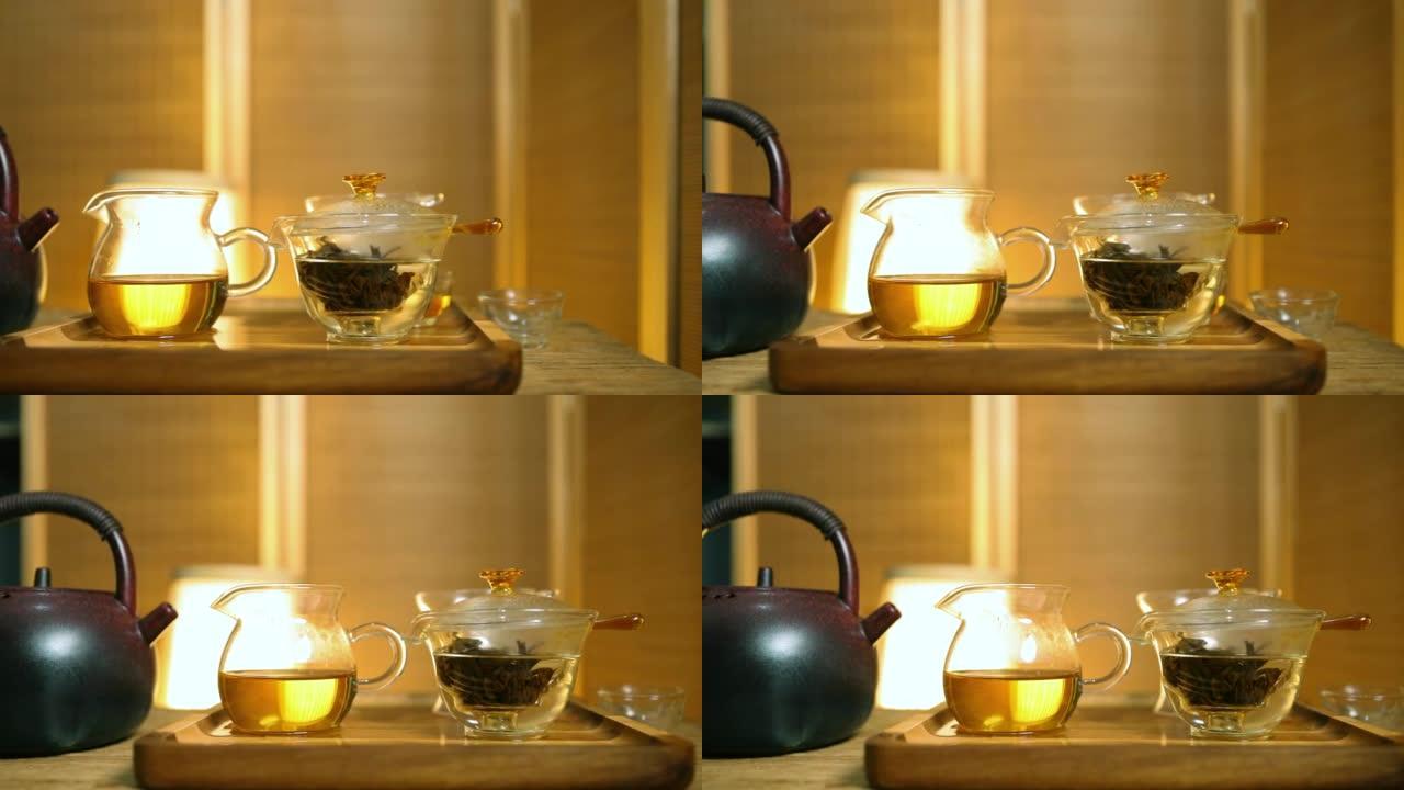 桌上的玻璃茶壶和杯子