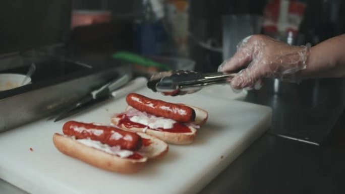 制作热狗做快餐做美食做热狗