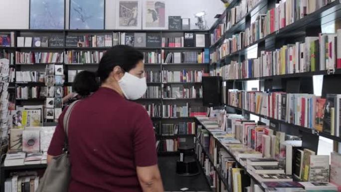 女人在书店戴口罩购买新书