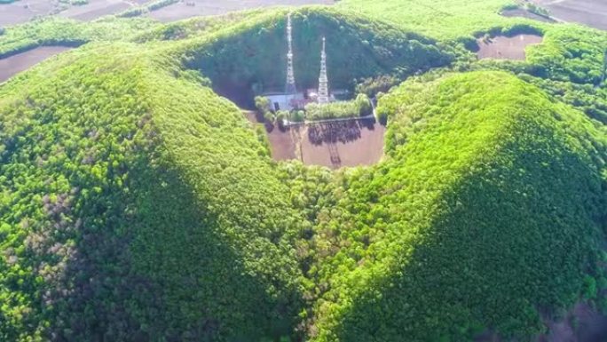 火山口中隐藏着一个发射站