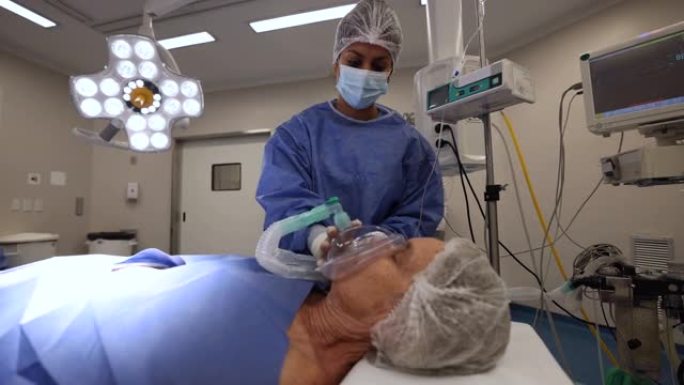 女性麻醉师在手术室给老年患者镇静