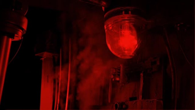 闪烁红色警戒灯，管道释放蒸汽