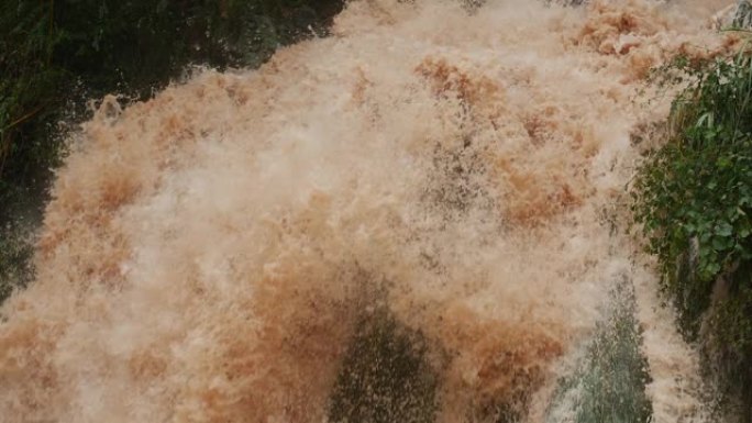 大雨后淹没了浑水