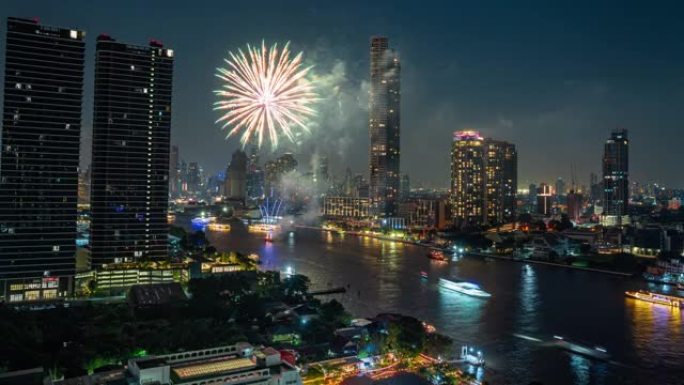 曼谷摩天大楼河边的时间流逝，晚上庆祝烟花从河边爆炸