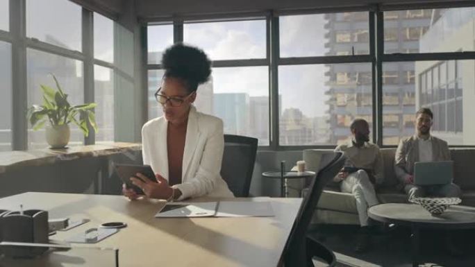 公司，文件或带有平板电脑的黑人妇女，用于研究，营销分析或数据分析审查。创业KPI增长、战略或项目管理