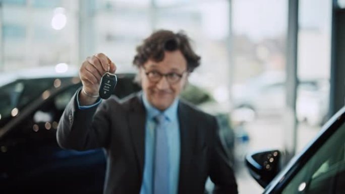 SLO MO汽车推销员在汽车陈列室展示新车的车钥匙