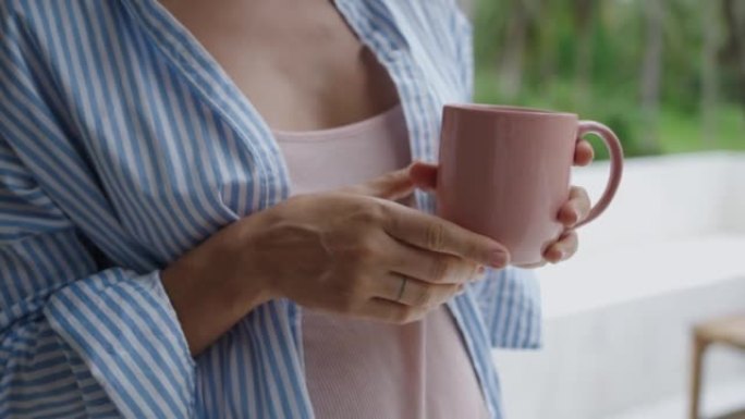 面目全非的女人拿着咖啡杯