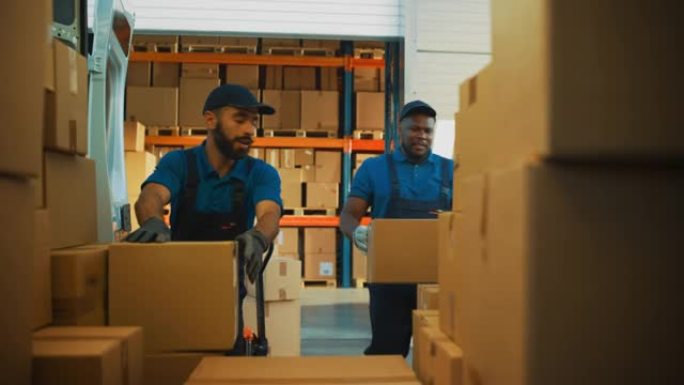 物流配送仓库外: 两个快乐的工人用纸箱装载送货卡车，关闭门然后交付在线订单，采购，电子商务商品。从面