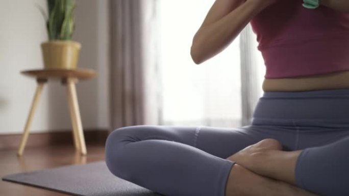 亚洲女性在家室内伸展瑜伽运动