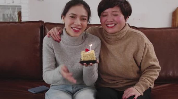 妈妈和女儿面对镜头一起庆祝生日