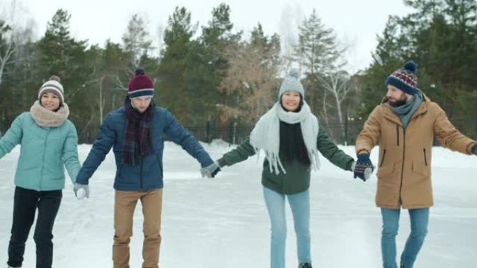穿着暖和衣服的女孩和男孩在公园滑冰，微笑着手牵着手玩得开心
