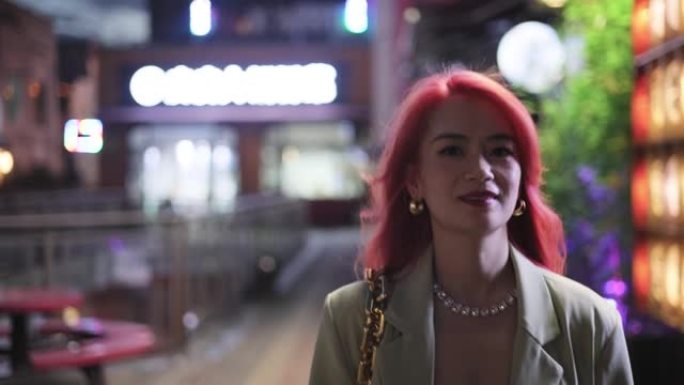 现代亚洲年轻女子波泰走在街上