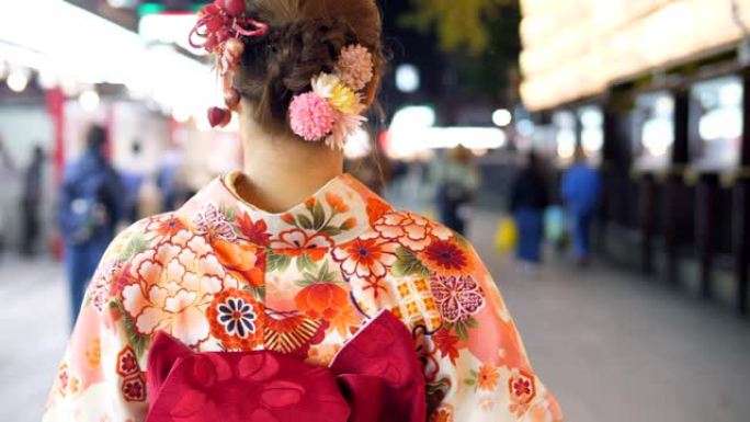 日本女子和服晚上在步行街