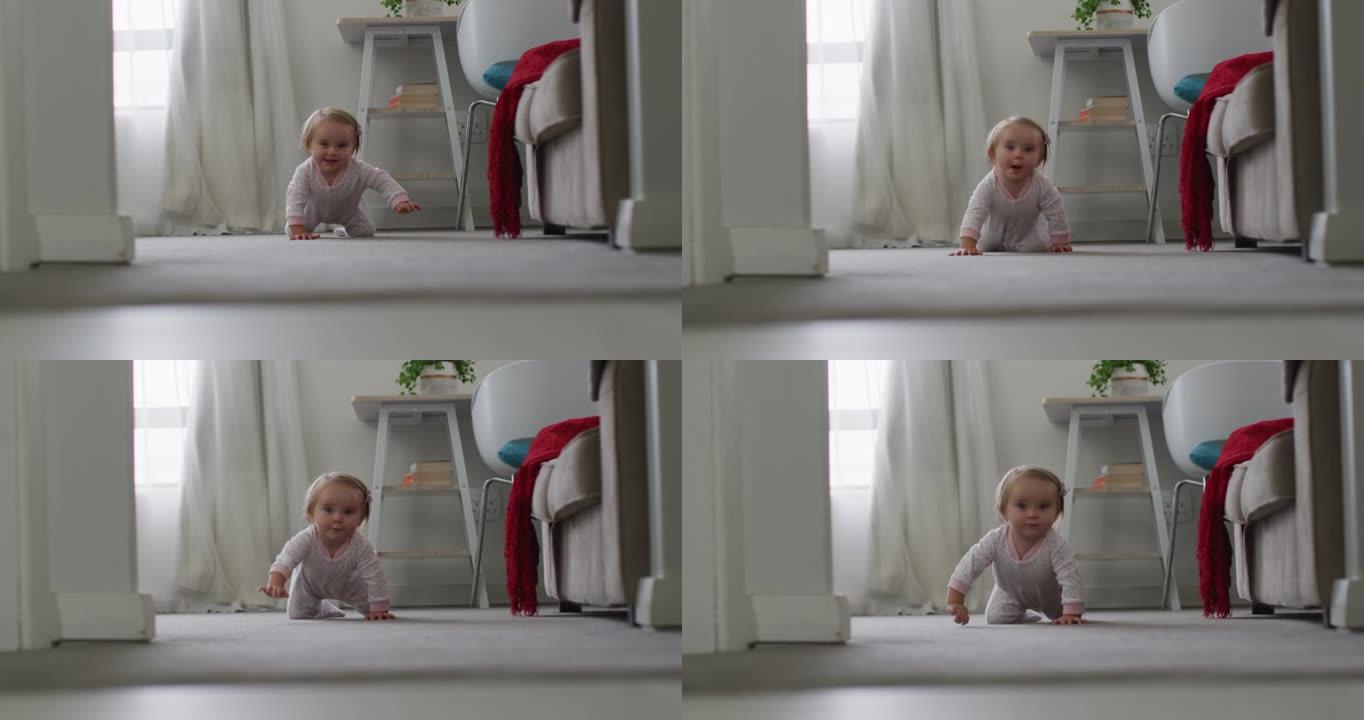 白人婴儿在家里的地板上爬行的特写