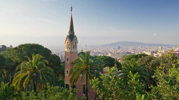 公园盖尔的绿色棕榈树和植物区系。背景中看到西班牙巴塞罗那市