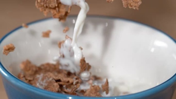 宏观: 冷牛奶和全麦早餐麦片掉进空碗里。