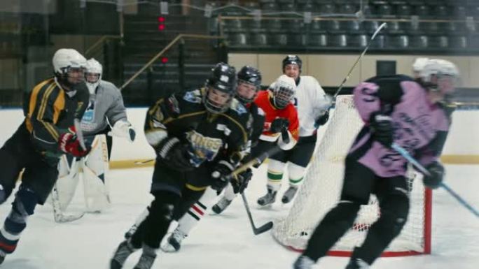 专业冰球队在运动场，溜冰场或体育场的训练或练习中滑冰。穿着制服或装备的运动员在体育比赛，比赛或比赛中
