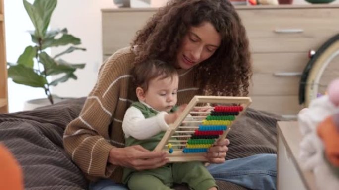母亲，婴儿和孩子的教育成长在房子里学习算盘上的数字。儿童和妇女在家庭中的儿童发展经验学习手部运动技能