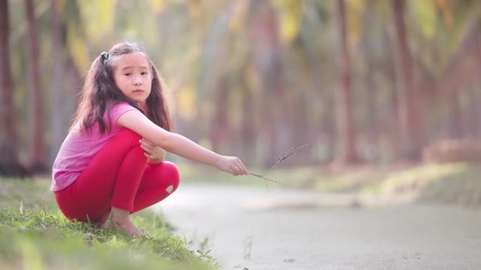 亚洲小女孩在公园放松