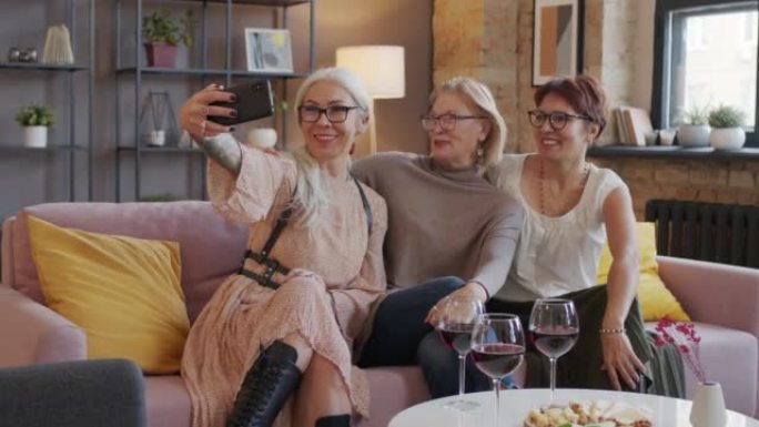 三位资深女友在智能手机上自拍肖像