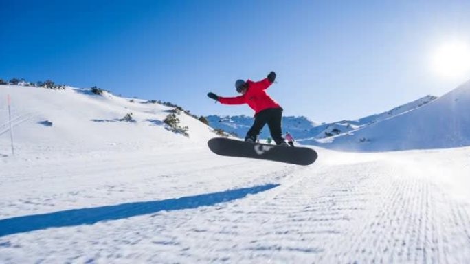 滑雪者冲下滑雪坡，在途中表演跳跃技巧