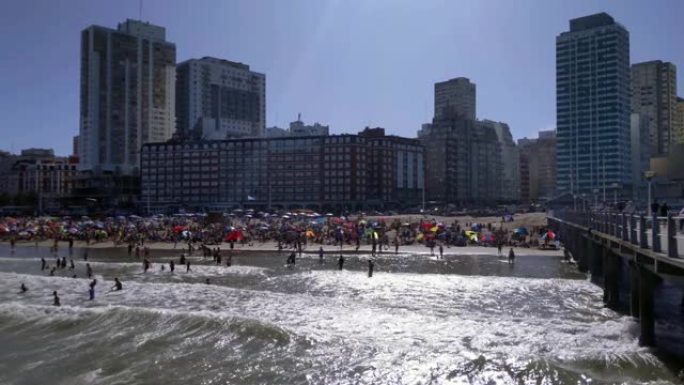 阿根廷布宜诺斯艾利斯省3月普拉塔市海滩上的游客。4k分辨率。