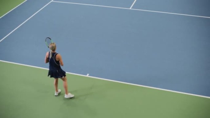 女子网球运动员在锦标赛期间用球拍击球。职业女运动员罢工成功。世界体育锦标赛。慢动作高角度宽镜头