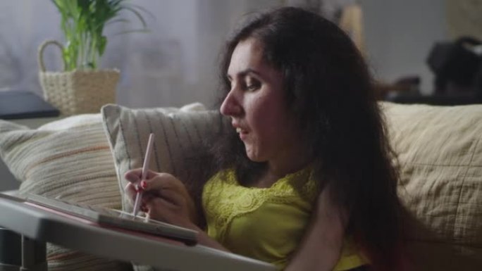 女人用数字笔在平板电脑上画画